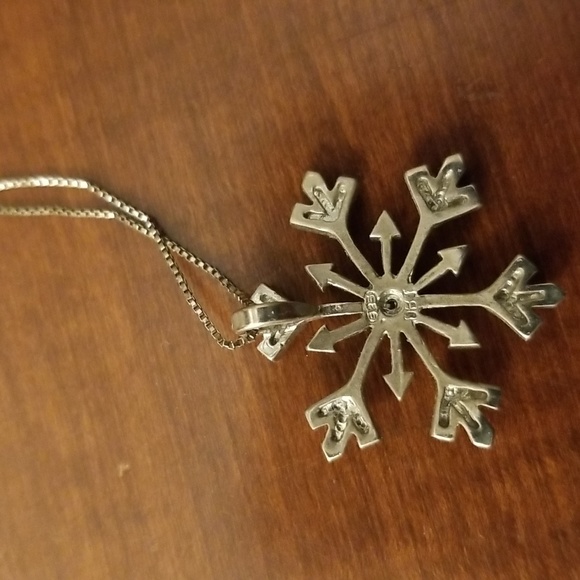 Sterling silver snowflake pendant on a sterling silver chain - Picture 3 of 7